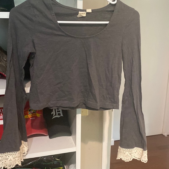 La hearts - macrame crop top with belle sleeve - Picture 1 of 4